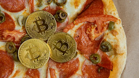 جائع أمريكي يشتري قطعتي بيتزا بنحو 500 مليون دولار