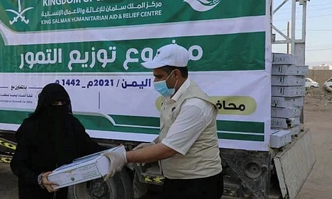 بالصور.. «إغاثي الملك سلمان» يوزع 3 آلاف كرتون تمور في مأرب