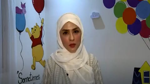 بالفيديو.. أريج الفاضل.. طبيبة ورسامة تنجح في الجمع بين المهنة والهواية