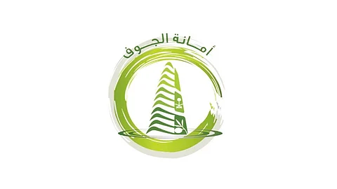 30 متطوعًا يبادرون بحملة لإزالة الكتابات العشوائية في سكاكا