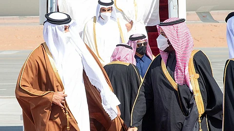 أمير قطر يطمئن على صحة ولي العهد ويؤكد دعم الدوحة لاستقرار المملكة
