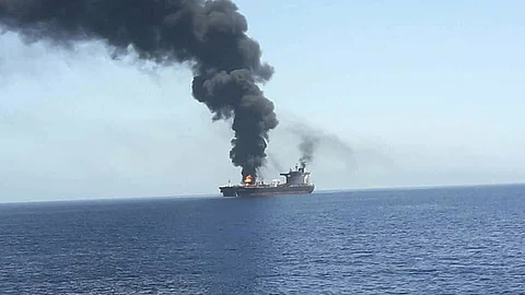 نتنياهو يتهم إيران بتفجير السفينة الإسرائيلية متوعدًا بالرد عليها