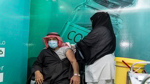 مركز لقاحات كورونا بجامعة تبوك.. إقبال كبير وسط إجراءات احترازية صارمة
