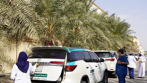 بالصور.. «الصحة» تدشن خدمة التطعيم ضد كورونا للمرضى في منازلهم