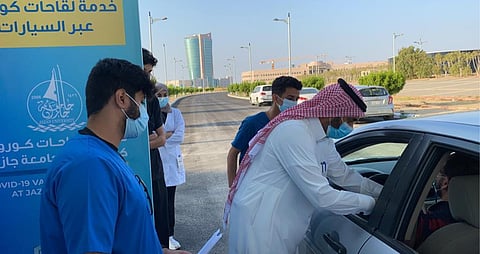 بالصور .. إطلاق خدمة لقاحات كورونا داخل السيارات عبر جامعة جازان