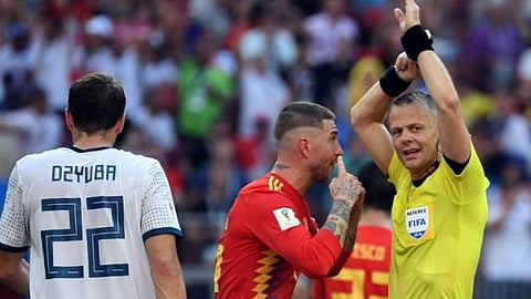 «إيفاب» يعلن تعديل قاعدة لمسة اليد في كرة القدم