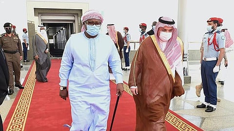 بالصور.. رئيس غينيا يصل إلى جدة