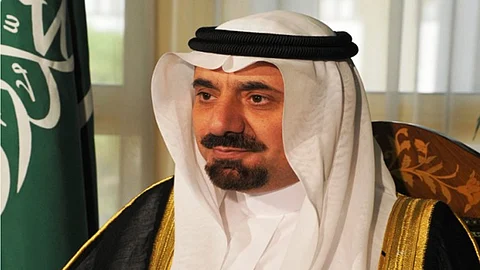 أمير نجران يُسلّم عددًا من المستفيدين وحداتهم السكنية