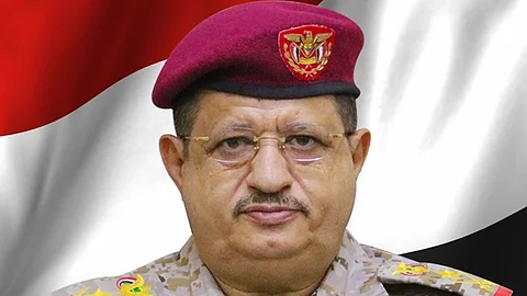 وزير الدفاع اليمني يتابع العمليات القتالية ضد الحوثيين في جبهات تعز