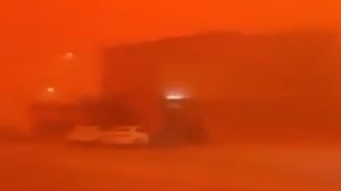 بالفيديو.. عاصفة ترابية كثيفة تحجب الرؤية بالحدود الشمالية