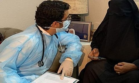 بالصور.. «صحة جدة» تقدم تطعيم كورونا في المنازل