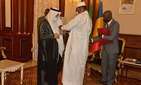 رئيس تشاد يقلد السفير السعودي بالوسام الوطني بدرجة ضابط