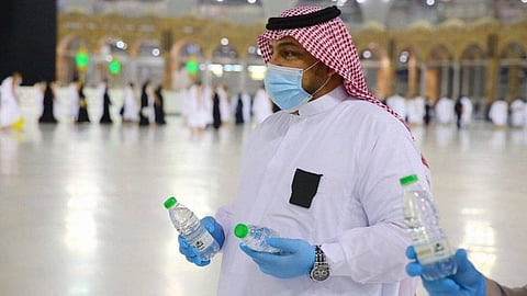 شباب سعودي يشرف على الأعمال الميدانية بالمسجد الحرام