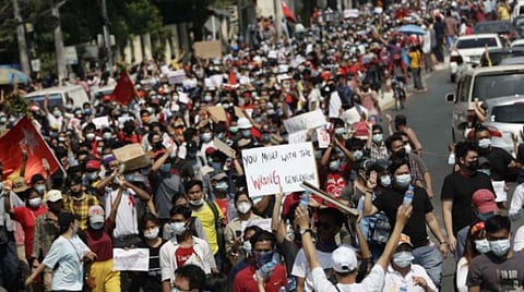 الزعيم المدني لـ«ميانمار»: للناس حق الدفاع عن أنفسهم في وجه الانقلاب