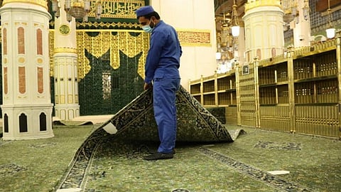 بأكثر من 23 ألف لتر.. تعقيم وتعطير سجّاد الروضة الشريفة وممر باب السلام