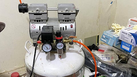 بالصور.. صحة الرياض تضبط حدّادًا يعمل في مهنة طب الأسنان