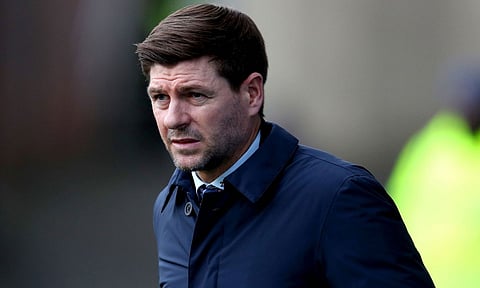 جيرارد يطالب مشجعي رينجرز بعدم حضور مواجهة سيلتيك