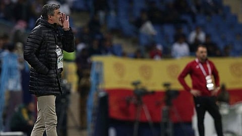 الحُكم على مدرب النصر والهلال السابق بالسجن 56 شهرًا