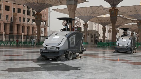 1490 عاملًا ينجزون أعمال التنظيف والتعقيم بالمسجد النبوي أثناء موجة الغبار