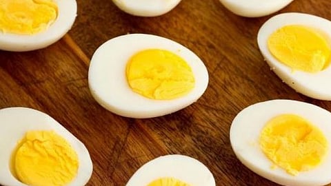 سلق البيض ومادة الأفيدين.. «الغذاء والدواء»: شائعة