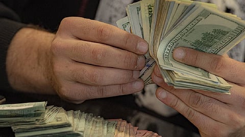 الأمريكيون ناقمون على أجورهم.. و80%: نريدها 15 دولارًا في الساعة