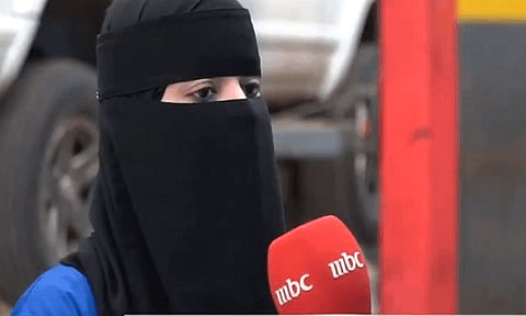 ريم الحسن أول سعودية تعمل ميكانيكي سيارات.. ما قصتها؟