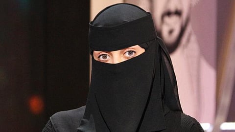 «السيدة القوية».. سعودية تحترف «التطعيس» و«الترهيم» وتمتلك مهارات خاصة في الرماية