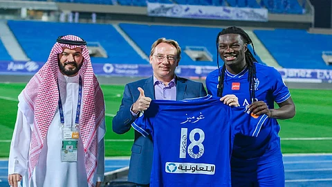 السفير الفرنسي بالرياض يشكر الهلال وجوميز على هدية «قميص الزعيم»
