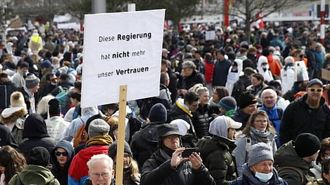 الآلاف يتظاهرون في سويسرا احتجاجًا على قيود كورونا