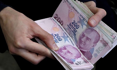 الليرة التركية تفقد 15% من قيمتها بسبب قرار من أردوغان