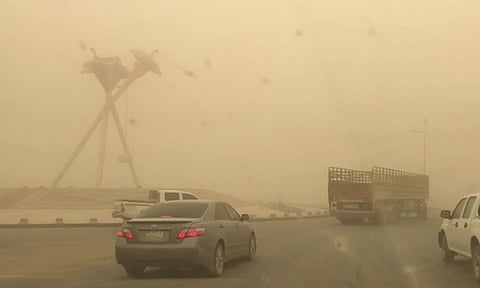 «الأرصاد» تنبِّه إلى رياح نشطة وأتربة مثارة على 3 مناطق بالمملكة