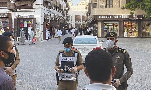 القبض على 17 شخصًا سرقوا مركبات واقتحموا استراحات بالرياض