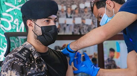 فرق الخدمات الطبية بالداخلية تواصل تقديم لقاح كورونا ميدانيًا