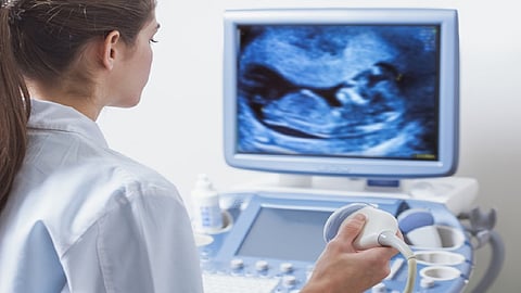 استشارية تنفي 6 شائعات عن الأشعة الصوتية