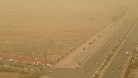 بالصور.. موجة غبار ورياح قوية تضرب جدة.. وتحذير إلى قائدي المركبات