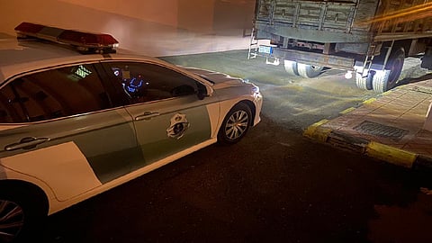 المرور: القبض على سائق مركبة يحمل لوحة إعلانات كبيرة على طريق عام