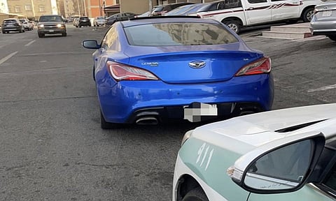 قائد مركبة يخالف أكتاف الطريق قبل ضبطه وإحالته إلى الهيئة المرورية