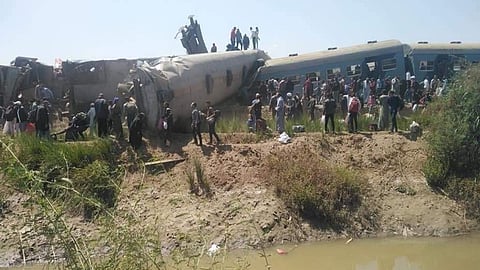 قتلى ومصابون بعد تصادم قطارين بصعيد مصر.. و16 سيارة إسعاف تباشر الحادث