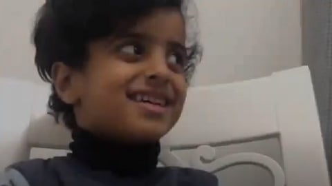 بالفيديو.. فرحة الطفل مهند عند سماعه الأصوات لأول مرة