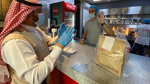 جولات رقابية في رفحاء لمتابعة تطبيق الإجراءات الاحترازية