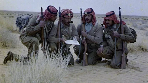 صورة نادرة لمنسوبي الحرس الوطني أثناء التدریب على الملاحة العسكریة