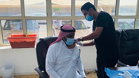 بالصور.. 130 شخصًا يتلقون لقاح كورونا في حملة تطعيم بلدية وادي جازان