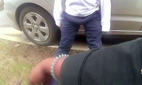 بالفيديو.. ضجة في أمريكا بعد تقييد رجال شرطة لطفل عمره 5 سنوات