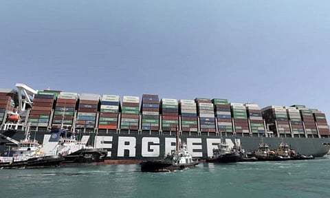 بفعل الرياح.. السفينة الجانحة تعود لوضعها السابق بعرض قناة السويس