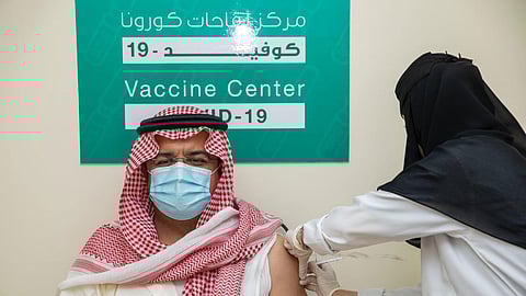 محافظ حفر الباطن يتلقى لقاح كورونا في مركز صحي جنوب أبوموسى