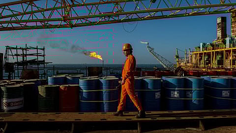 تراجع أسعار النفط مع استئناف حركة الملاحة عبر قناة السويس