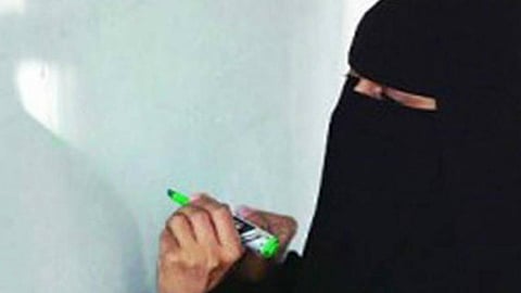 معلمة تشرح الدروس لطالباتها من مستشفى بالطائف.. و«التعليم»: شكرًا