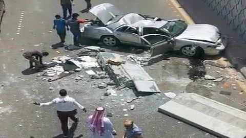 إصابتان في سقوط سيارة من فوق جسر بجدة