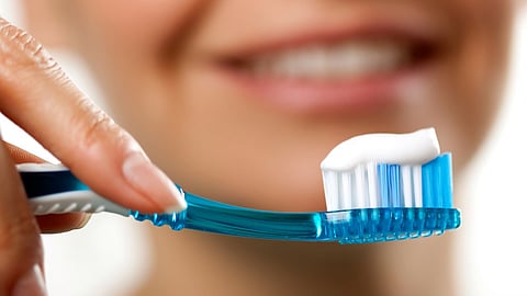 دراسة تحذّر من غسل الأسنان أقل من مرتين يوميًا وتكشف فائدة سحرية للجبن