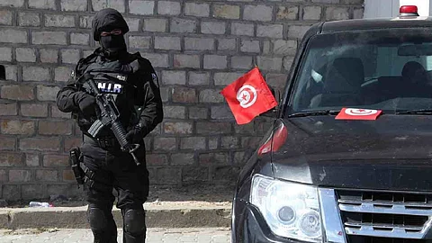 امرأة تفجِّر نفسها ورضيعها خلال عملية مداهمة لوكر إرهابي في تونس